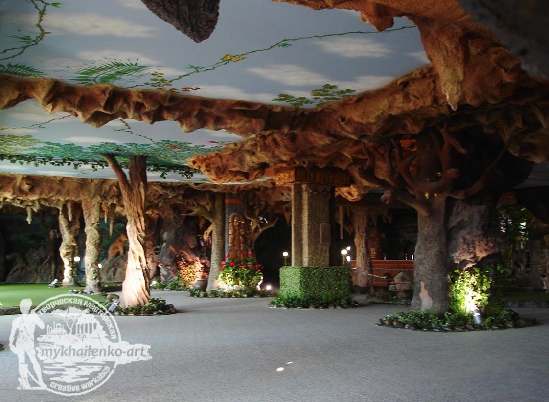 Зона для лежаков с колонами и росписью потолка